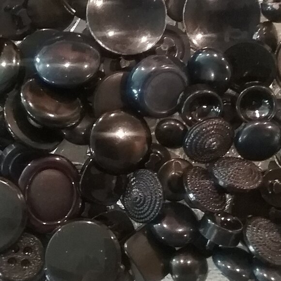 Black Button Soup Mixed Lot of 129 Vintage Buttons - Great Selection of Sizes - Picture 3 of 3